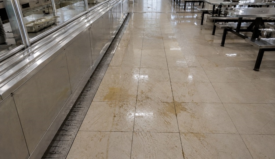 Guide 2026 pour le nettoyage des sols de cuisines professionnelles : Choisissez la bonne autolaveuse pour réussir les inspections sanitaires sans effort